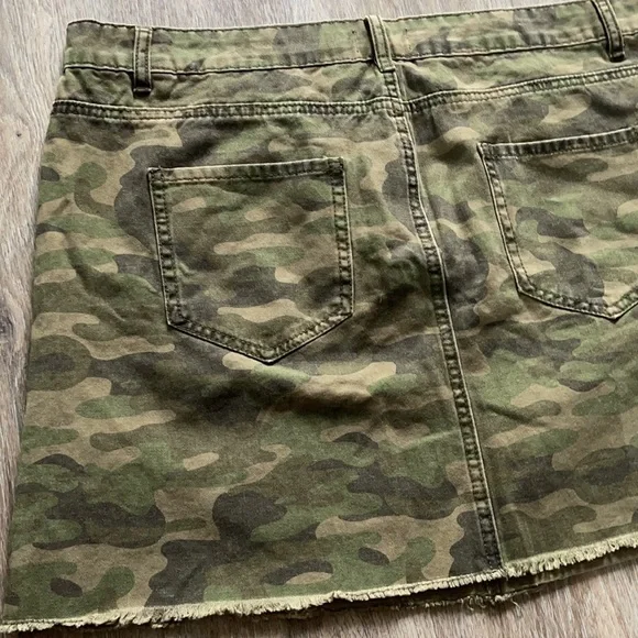 Camouflage Skirt Size Large - Picture 9 of 10